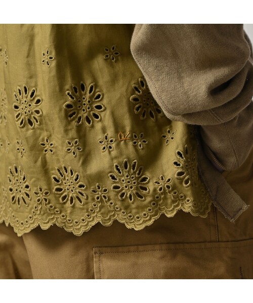 45R（フォーティファイブアール）の「裏毛×カットワークのスウェット（トップス・レディース・06-アンティークホワイト/62-カーキ・00-フリー）」の12枚目の写真