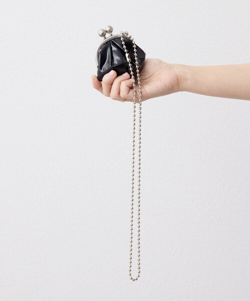 ear PAPILLONNER（イアパピヨネ）の「【kawa-kawa(カワカワ)】NO509 kuchiganeチェーン付マルチケース（コインケース・レディース・レッド/ブラック・FREE）」の2枚目の写真