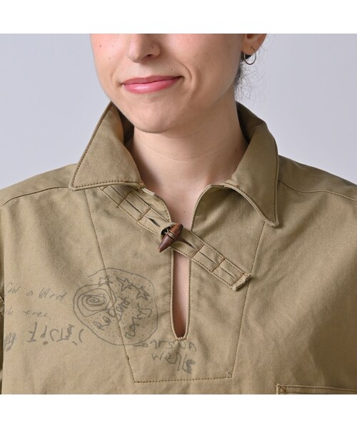 45R(フォーティファイブアール)の「ダック落書きプリントの908ダッファーシャツ(その他・レディース・12-ベージュ・02-S/04-L)」の12枚目の写真