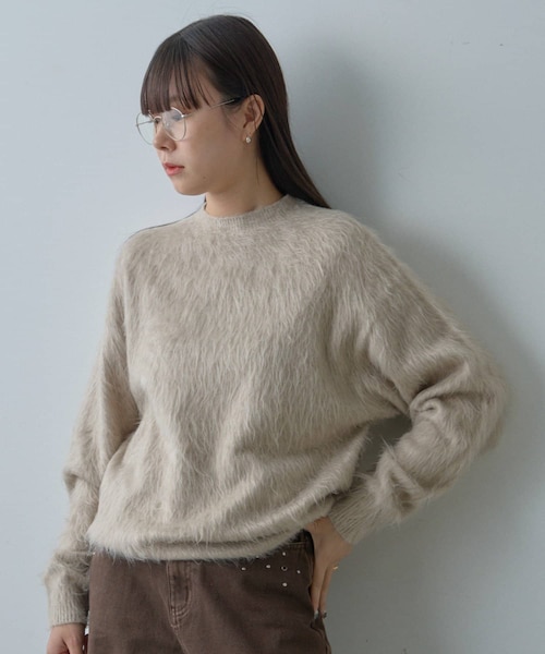 Kastane（カスタネ）の「【WHIMSIC/2サイズ展開】アンゴラブレンドシャギーニットプルオーバー（ニット/セーター・メンズ・チャコールグレー/サックスブルー/レッド/ライトベージュ・1/2）」の2枚目の写真