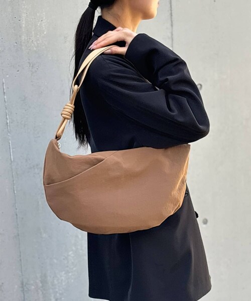 GALLARDAGALANTE（ガリャルダガランテ）の「【WEB限定】【撥水加工】ナイロンクロスボディ（ボディバッグ/ウエストポーチ・レディース・ブラック/キャメル・F）」の2枚目の写真