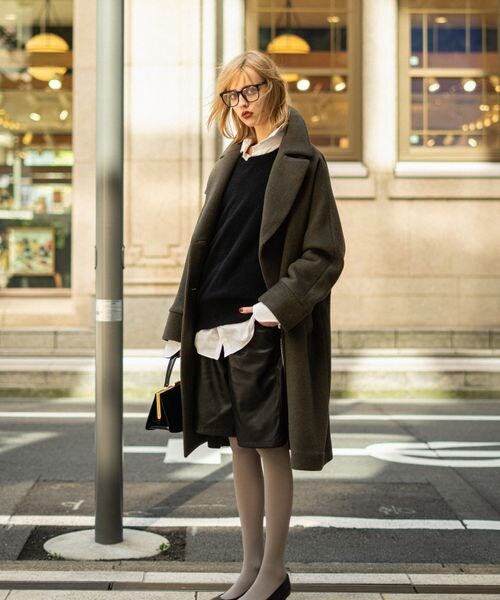 靴下屋(クツシタヤ)の「フェイクレザーハーフパンツ M-L/ 081830000(パンツ・クロ(12)・M-L)」の2枚目の写真