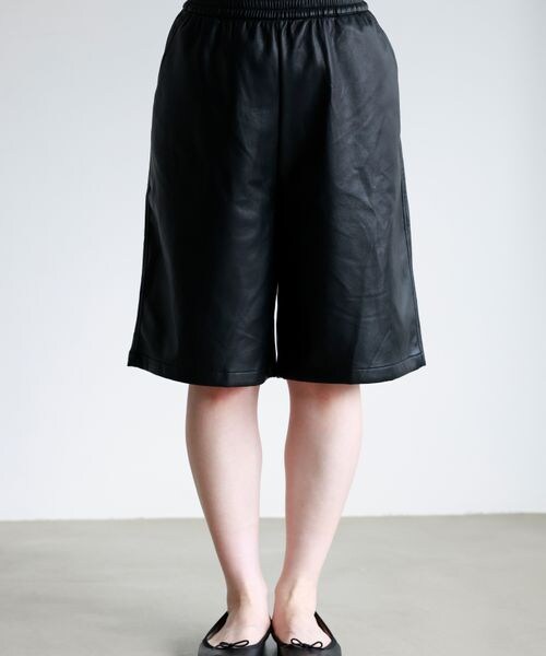 靴下屋(クツシタヤ)の「フェイクレザーハーフパンツ M-L/ 081830000(パンツ・クロ(12)・M-L)」の5枚目の写真