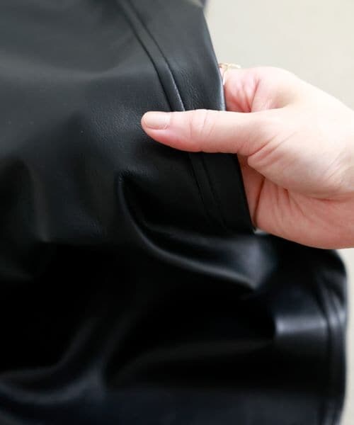 靴下屋(クツシタヤ)の「フェイクレザーハーフパンツ M-L/ 081830000(パンツ・クロ(12)・M-L)」の8枚目の写真