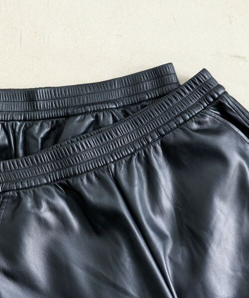 靴下屋(クツシタヤ)の「フェイクレザーハーフパンツ L-LL/ 081830001(パンツ・クロ(12)・L-LL)」の7枚目の写真