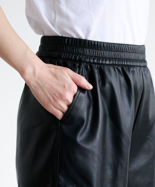 靴下屋(クツシタヤ)の「フェイクレザーパンツ ストレート M-L/081850042(パンツ・クロ(12)・M-L)」の6枚目の写真