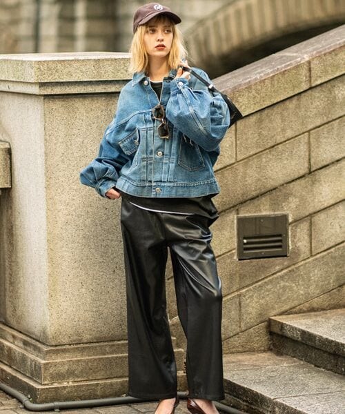 靴下屋(クツシタヤ)の「フェイクレザーパンツ ストレート M-L/081850042(パンツ・クロ(12)・M-L)」の1枚目の写真
