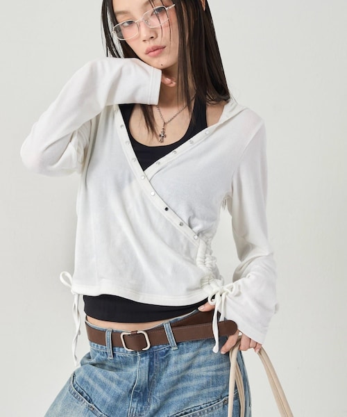 WHO'S WHO gallery(フーズフーギャラリー)の「STUDS RIB WRAP HOODIE(トップス・レディース・ブラック/グレー/オフホワイト・F)」の2枚目の写真