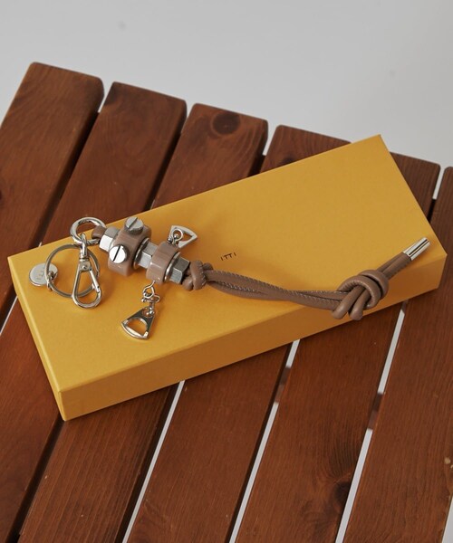 Lui's（ルイス）の「【ITTI】CRISTY ROBOT KNOT CHARM / STCOW（キーホルダー・メンズ・レッド/トープ/アイボリー/ブラック・F）」の4枚目の写真