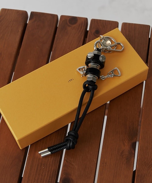 Lui's（ルイス）の「【ITTI】CRISTY ROBOT KNOT CHARM / STCOW（キーホルダー・メンズ・レッド/トープ/アイボリー/ブラック・F）」の3枚目の写真