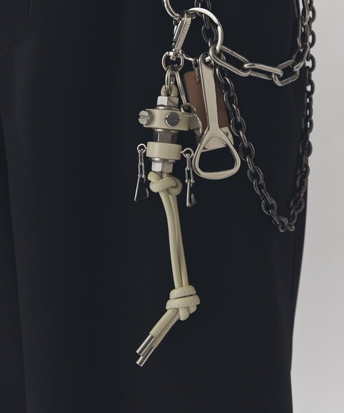 Lui's（ルイス）の「【ITTI】CRISTY ROBOT KNOT CHARM / STCOW（キーホルダー・メンズ・レッド/トープ/アイボリー/ブラック・F）」の2枚目の写真