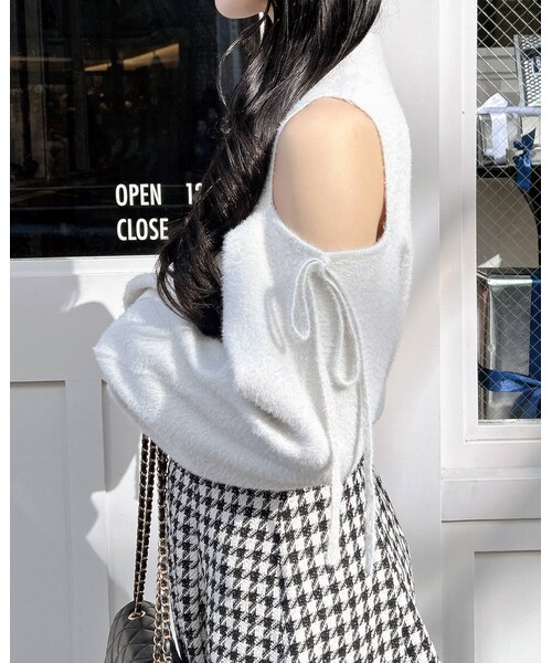 INGNI（イング）の「肩開きラメフェザーニット（トップス・レディース・ｵﾌﾎﾜｲﾄ/ﾁｬｺｰﾙｸﾞﾚｰ/ﾋﾟﾝｸ/ｻｯｸｽ・M）」の3枚目の写真