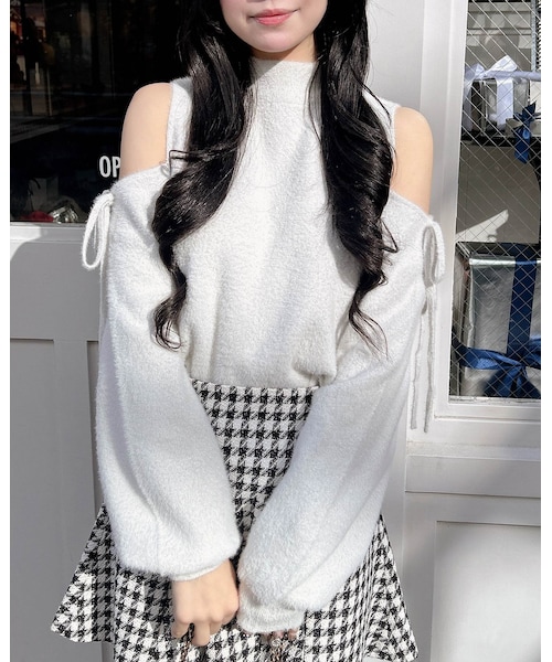 INGNI（イング）の「肩開きラメフェザーニット（トップス・レディース・ｵﾌﾎﾜｲﾄ/ﾁｬｺｰﾙｸﾞﾚｰ/ﾋﾟﾝｸ/ｻｯｸｽ・M）」の5枚目の写真