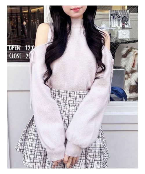 INGNI（イング）の「肩開きラメフェザーニット（トップス・レディース・ｵﾌﾎﾜｲﾄ/ﾁｬｺｰﾙｸﾞﾚｰ/ﾋﾟﾝｸ/ｻｯｸｽ・M）」の9枚目の写真