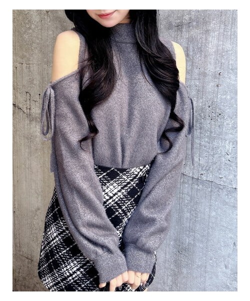 INGNI（イング）の「肩開きラメフェザーニット（トップス・レディース・ｵﾌﾎﾜｲﾄ/ﾁｬｺｰﾙｸﾞﾚｰ/ﾋﾟﾝｸ/ｻｯｸｽ・M）」の8枚目の写真