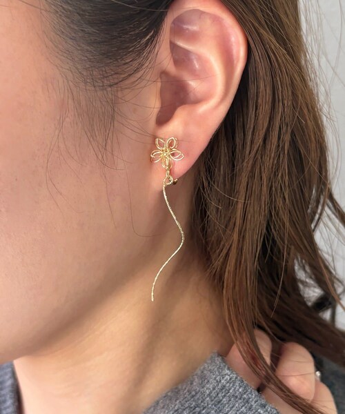 Lattice（Lattice）の「フラワーメタルイヤリング（イヤリング・レディース・シルバー/ゴールド・FREE）」の2枚目の写真