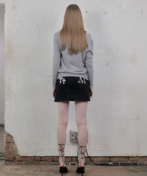 ALAND（エーランド）の「MUCENT／REITZVネックカーディガン（トップス・グレー(15)/ブラック(19)/ライトベージュ(56)/ライトブルー(82)・F）」の8枚目の写真