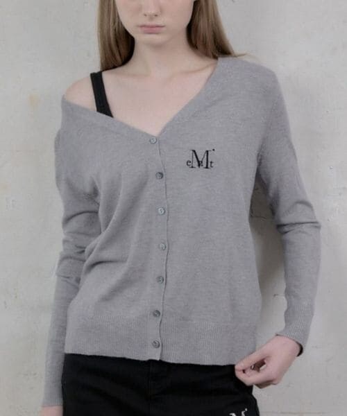 ALAND（エーランド）の「MUCENT／REITZVネックカーディガン（トップス・グレー(15)/ブラック(19)/ライトベージュ(56)/ライトブルー(82)・F）」の4枚目の写真