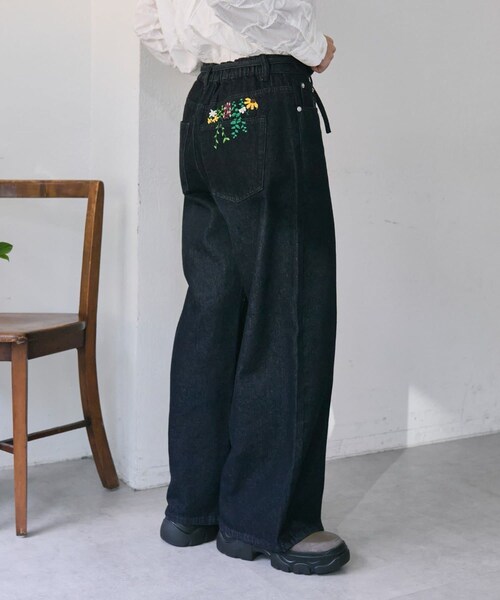ear PAPILLONNER（イアパピヨネ）の「《バックウエストゴム/切替入り》ポケット花刺しゅうデニム【SUM1 STYLE(スミスタイル)】（デニムパンツ・レディース・スカイブルー/インディゴブルー・F）」の2枚目の写真