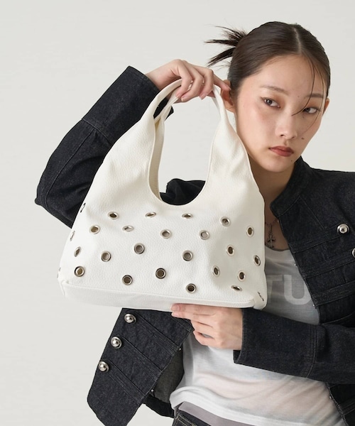 WHO'S WHO gallery（フーズフーギャラリー）の「EYELET PU SHOULDER BAG（ショルダーバッグ・レディース・イエロー/ブラック/オフホワイト・F）」の2枚目の写真