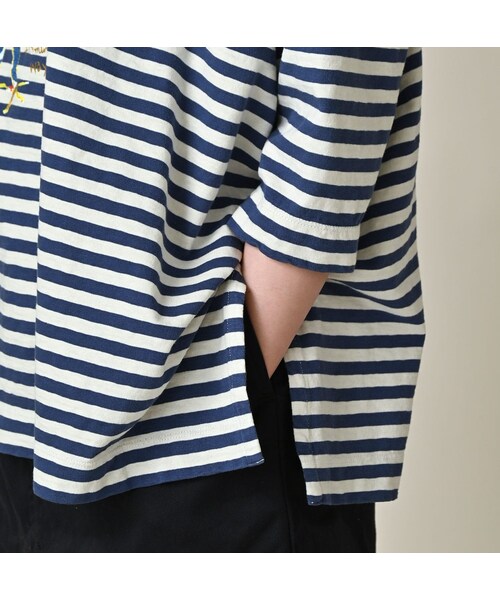 45R（フォーティファイブアール）の「ボーダー天竺フラミングウェイプリントのビッグスリットTシャツ（トップス・レディース・02-シロ×ブルー・00-フリー）」の9枚目の写真