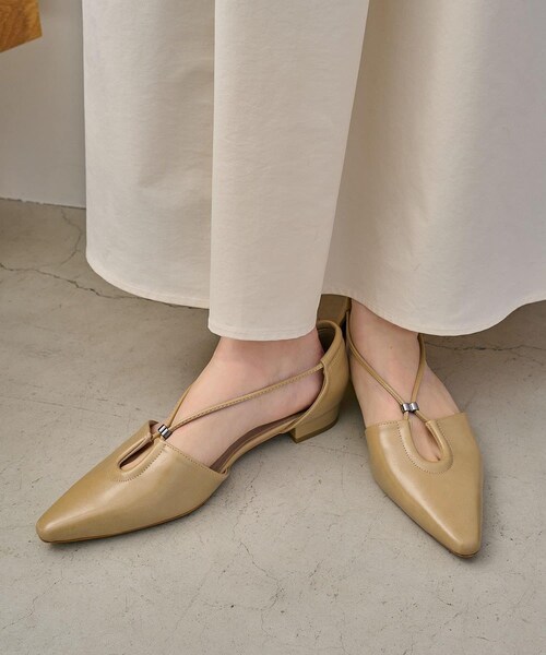 CAPRICIEUX LE'MAGE（カプリシューレマージュ）の「クロスストラップフラットシューズ（その他シューズ・レディース・ブラック/ベージュ・38/36/37）」の2枚目の写真