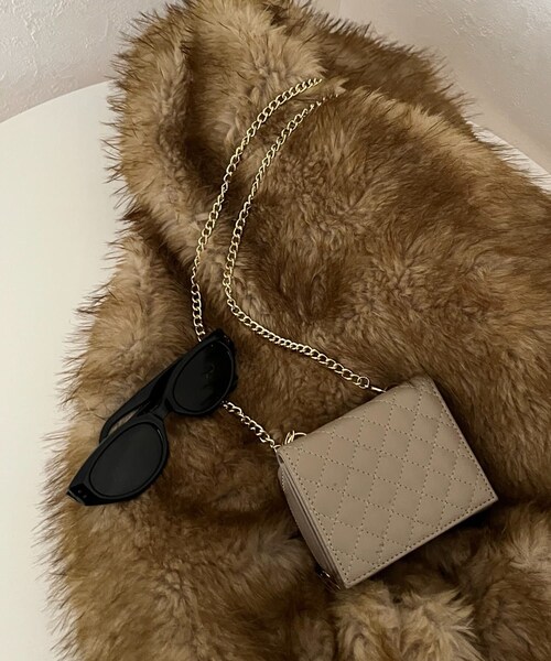 prose verse（プロズヴェール）の「チェーンショルダー付きキルティングミニ財布（財布・レディース・ブラック/レッド/ベージュ・F）」の2枚目の写真