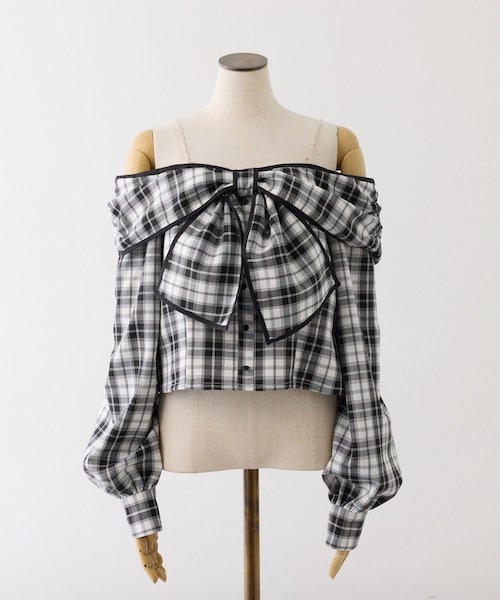 one after another NICE CLAUP（ワンアフターアナザーナイスクラップ）の「肩ビジューリボンオフショルブラウス（トップス・レディース・アイボリー/ブラック系その他/ピンク・FREE）」の2枚目の写真