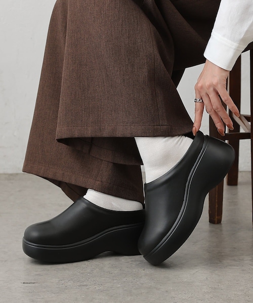 COLONY 2139(コロニートゥーワンスリーナイン)の「厚底サボサンダル(その他シューズ・レディース・ベージュ/ブラック・M/L)」の2枚目の写真