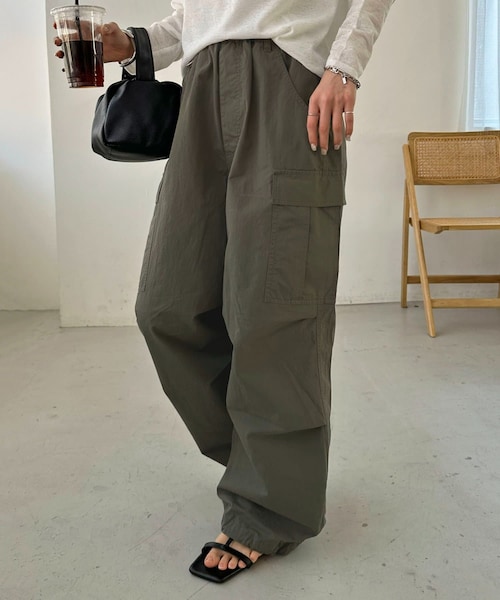 DISCOAT（ディスコート）の「【Enlude/ユニセックス】Dカン付きワイドカーゴパンツ（カーゴパンツ・レディース・アイボリー/カーキ・L/S/M）」の2枚目の写真