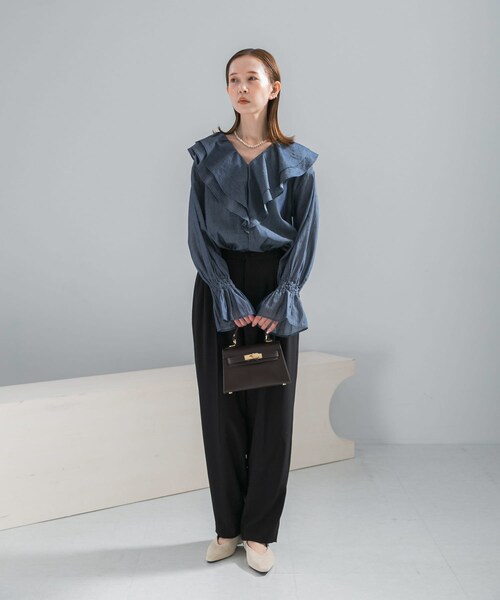 URBAN RESEARCH ROSSO（アーバンリサーチロッソ）の「Vネックラッフルシアーデニムブラウス（シャツ/ブラウス・レディース・INDIGO/DARK NAVY・Free）」の19枚目の写真