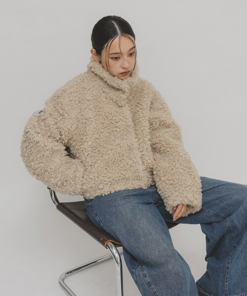 KBF(ケイビーエフ)の「フォルムボアジャケット(テーラードジャケット・レディース・SOY/MATCHA/GREIGE・One)」の5枚目の写真