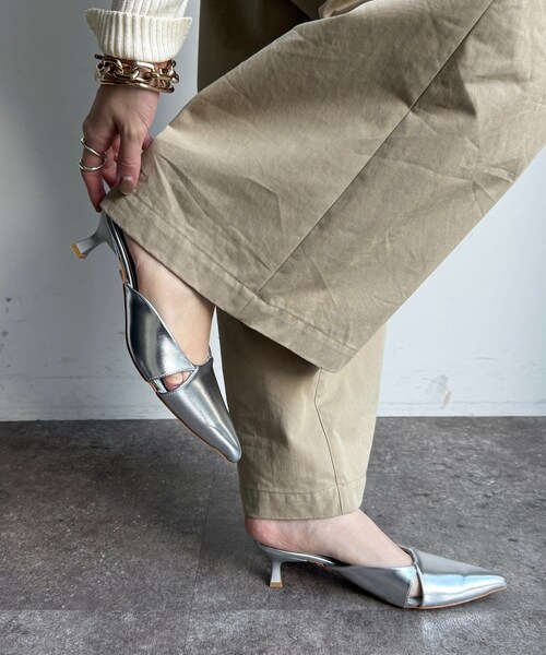 DouDou（ドゥドゥ）の「デザインカットパンプス（その他シューズ・レディース・ブラック/シルバー・L/M/S）」の2枚目の写真