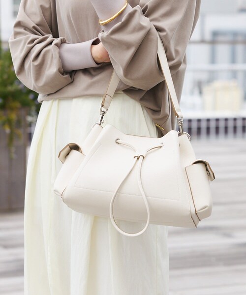 RIVE DROITE（リヴドロワ）の「予約【収納力抜群】2WAYサイドポケット巾着ショルダー（ショルダーバッグ・レディース・ブラウン/ベージュ/ホワイト・F）」の2枚目の写真