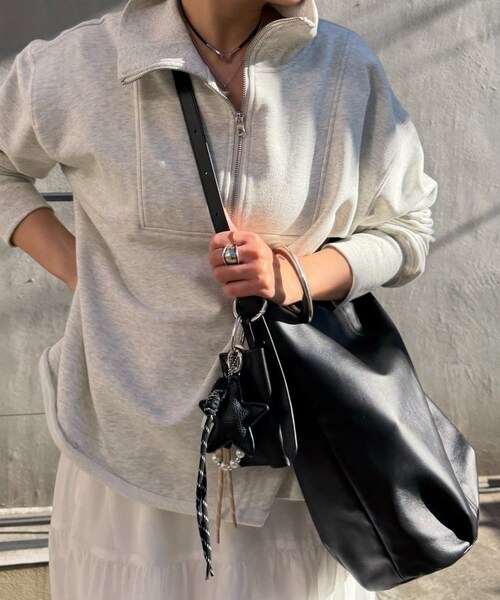 LOUNGEDRESS(ラウンジドレス)の「【@_yoshinosan_コラボ】【GALENA/ガレナ】スロープワンショルダーBag(ショルダーバッグ・ベージュ/ブラック・F)」の2枚目の写真