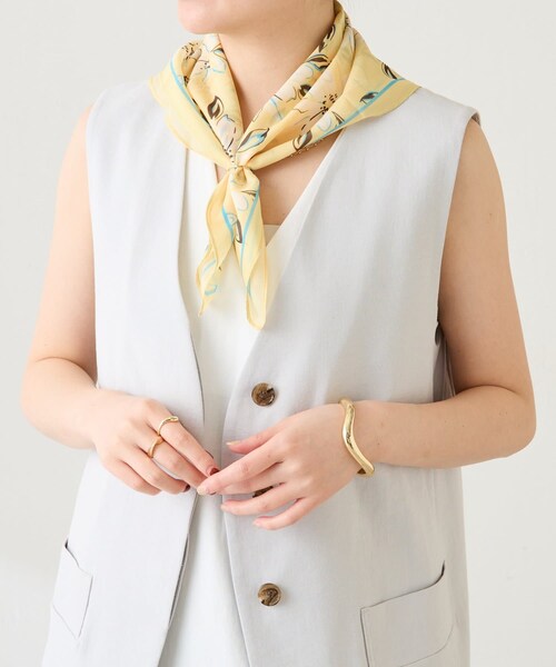 COLLAGE GALLARDAGALANTE(コラージュガリャルダガランテ)の「【PAPILLONNER/パピヨネ】フラワープリントスカーフ(バンダナ/スカーフ・レディース・ブルー/イエロー・FREE)」の2枚目の写真