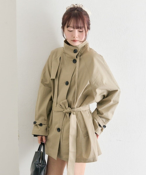 mystic(ミスティック)の「スタンドカラーミドルトレンチ(トレンチコート・レディース・ベージュ/ブラック/アイボリー・F)」の1枚目の写真