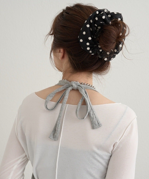 mystic（ミスティック）の「ドットフラワーシュシュ（その他ヘアアクセサリー・レディース・オフホワイト/ブラック・ONE）」の2枚目の写真