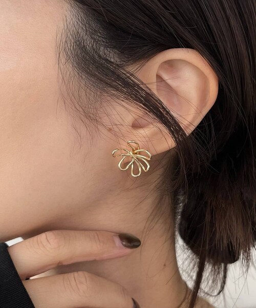 CAPRICIEUX LE'MAGE（カプリシューレマージュ）の「〈GOLDY/ゴールディ〉ワイヤーフラワーピアス（リング・レディース・シルバー/ゴールド・F）」の2枚目の写真