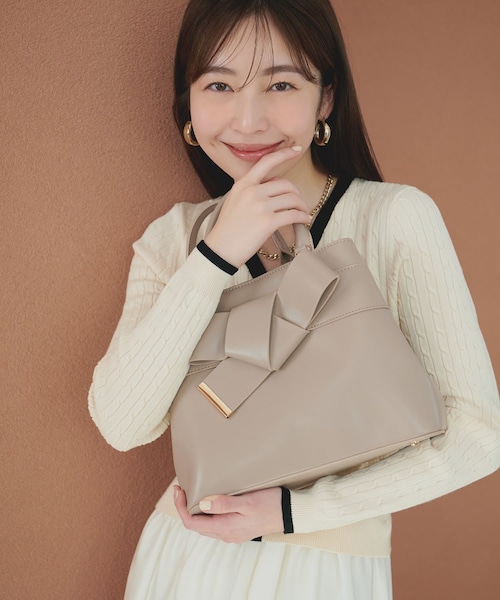 natural couture（ナチュラルクチュール）の「合皮リボンアイコンバッグ（ハンドバッグ・レディース・アイボリー/モカ/サックスブルー/レッド/ブラック・FREE）」の3枚目の写真