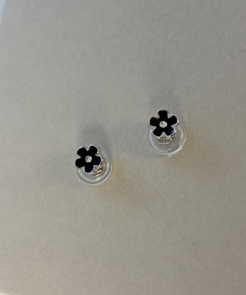 Lattice（Lattice）の「フラワーマグネットピアス（イヤリング・レディース・アイボリー/ブラック・FREE）」の2枚目の写真