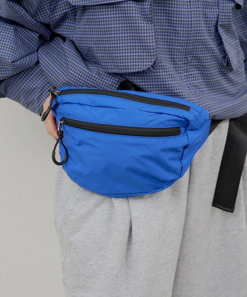 Kastane（カスタネ）の「【WHIMSIC】ナイロンウエストバッグ（ボディバッグ/ウエストポーチ・レディース・ネイビー/ブルー/イエロー・ONE）」の2枚目の写真