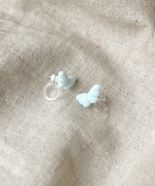 3coins（3coins）の「ペールカラーウィング樹脂イヤリング／KIDS（イヤリング・キッズ・ホワイト/ブルー・FREE）」の2枚目の写真