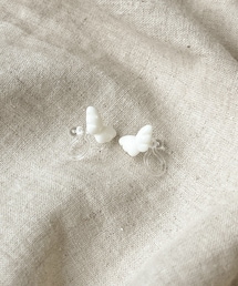 3coins | ペールカラーウィング樹脂イヤリング／KIDS(イヤリング)