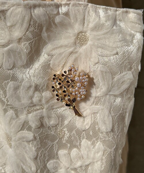 Lattice(Lattice)の「【オケージョン】パールフラワーブローチ(ブローチ/コサージュ・レディース・ゴールド・FREE)」の1枚目の写真