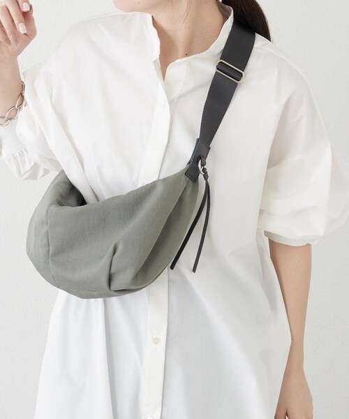 russet(ラシット)の「ナイロンバナナボディバッグ(ボディバッグ/ウエストポーチ・レディース・オリーブ/ブラック・FREE)」の1枚目の写真