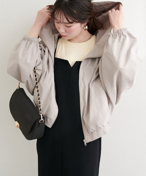 natural couture（ナチュラルクチュール）の「フード付きショートマンパ（マウンテンパーカー・レディース・ブラック/グレイッシュベージュ/カーキ/アイボリー・FREE）」の3枚目の写真