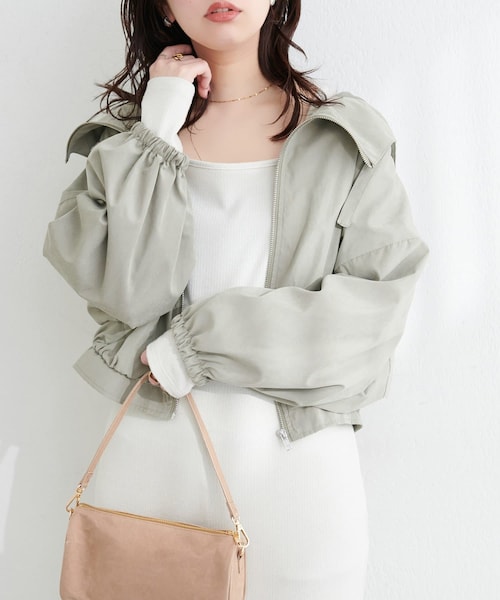 natural couture（ナチュラルクチュール）の「フード付きショートマンパ（マウンテンパーカー・レディース・ブラック/グレイッシュベージュ/カーキ/アイボリー・FREE）」の4枚目の写真