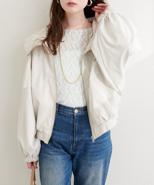 natural couture（ナチュラルクチュール）の「フード付きショートマンパ（マウンテンパーカー・レディース・ブラック/グレイッシュベージュ/カーキ/アイボリー・FREE）」の2枚目の写真