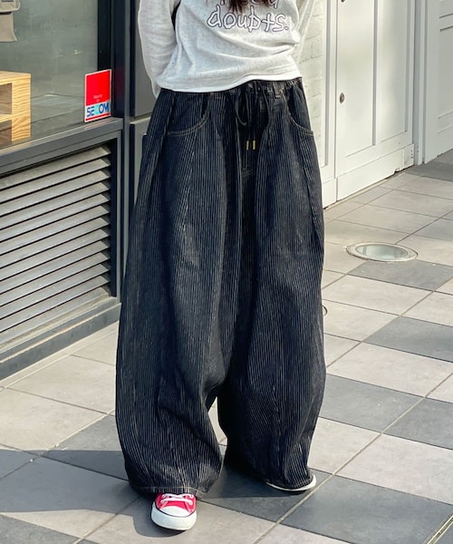 CIAOPANIC(チャオパニック)の「【cian denim/シアンデニム】切替スーパーワイドバルーンデニムパンツ(デニムパンツ・レディース・ブラック/グレー/ブルー・M/S)」の2枚目の写真